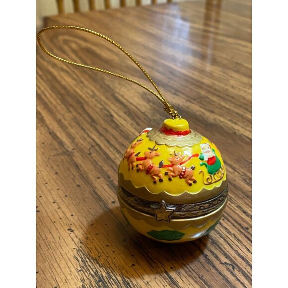 VNTG Festive Christmas Ornament‎ Trinket Box with Holiday Design and Gold Chain - Picture 1 of 5